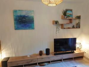 een woonkamer met een grote flatscreen-tv bij 2TERIMP03 Superbe T2 neuf rez de chaussée avec 1 chambre et terrasse in Collioure
