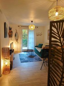 een woonkamer met een bank en een tafel bij 2TERIMP03 Superbe T2 neuf rez de chaussée avec 1 chambre et terrasse in Collioure