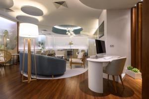 TV a/nebo společenská místnost v ubytování Melia Lisboa Oriente Hotel