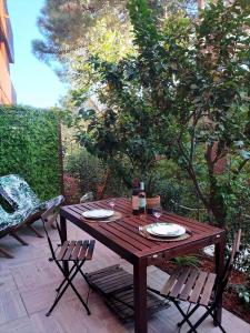 een houten tafel en 2 stoelen op een patio bij 2TERIMP03 Superbe T2 neuf rez de chaussée avec 1 chambre et terrasse in Collioure