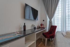 TV a/nebo společenská místnost v ubytování Sky & Sun Luxury Rooms with private parking in the garage