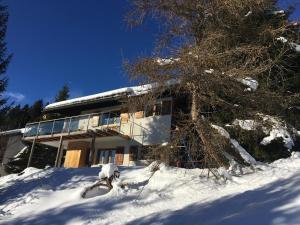 une maison dans la neige à l'avant dans l'établissement Forigel UG, à Valbella