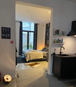 een slaapkamer met een bed en een raam bij Garden Suite in city center in Antwerpen