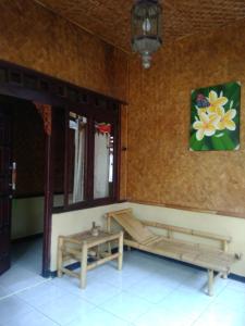 um quarto com dois bancos e uma mesa na parede em Pondok Pusaka Alam 2 Pangandaran em Pangandaran