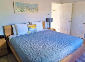Johns Pass Beach Motel في سانت بيتي بيتش: غرفة نوم مع سرير مع لحاف أزرق