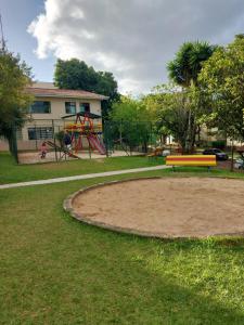 un parque con parque infantil con columpio en Apartamento Conforto, en Curitiba