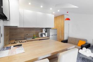 Kuchyňa alebo kuchynka v ubytovaní Apartments Pomerio Rijeka West