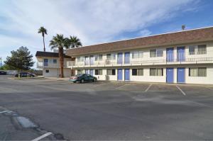um parque de estacionamento em frente a um hotel em Motel 6-Indio, CA - Palm Springs em Indio