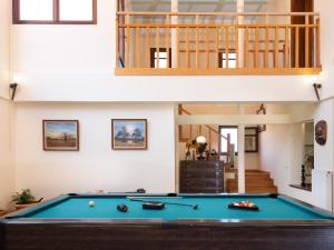 een huis met een pooltafel in de woonkamer bij Villa Greco in Chersonissos