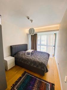 a bedroom with a bed and a window at Cebeci Residence Pendik in Istanbul