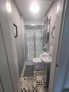 a bathroom with a shower and a toilet and a sink at 6 bedroom 6 Ensuite 1 min to M6 Jct 9 15 min to Bham in Wednesbury