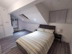 Ένα ή περισσότερα κρεβάτια σε δωμάτιο στο 6 bedroom 6 Ensuite 1 min to M6 Jct 9 15 min to Bham