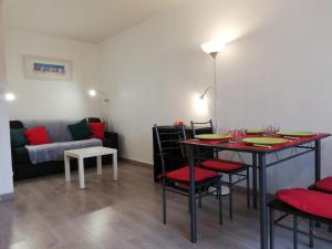 salon ze stołem, krzesłami i kanapą w obiekcie sweet-home w mieście Seignosse