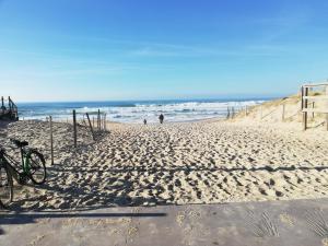 rower zaparkowany na piaszczystej plaży nad oceanem w obiekcie sweet-home w mieście Seignosse