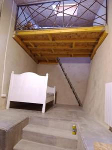 Cette chambre dispose d'un escalier et d'un plafond en bois. dans l'établissement La petite suisse 1, à Jezainville