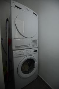 een wasmachine en droger in een kleine kamer bij הדירה בפארק ההייטק חיפה in Haifa