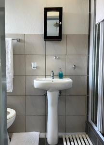 Ένα μπάνιο στο Centurion Fully furnished lock up&go 1 bedroom apartment