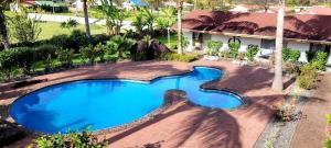 una imagen de una piscina frente a una casa en Hotel Puku Vai, en Hanga Roa