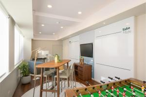 TV a/nebo společenská místnost v ubytování Melia Lisboa Oriente Hotel