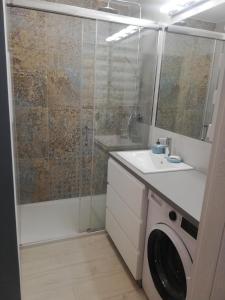 bagno con lavatrice e doccia di Apartament Stella a Duszniki Zdrój