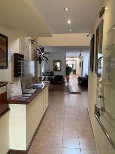 vestíbulo con barra y sala de estar en Hotel Residencial España en Salta