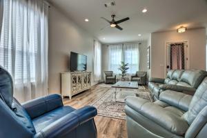 Μια τηλεόραση ή/και κέντρο ψυχαγωγίας στο Spacious Gulfport Home - Walk to Beach!