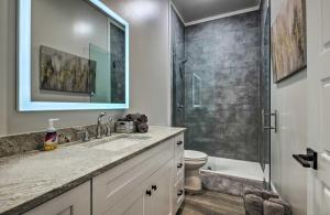 Ένα μπάνιο στο Spacious Gulfport Home - Walk to Beach! +21 φωτογραφίες