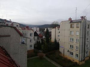 vista su una città con edifici di Apartament Stella a Duszniki Zdrój