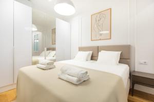 เตียงในห้องที่ Majestic 4BR/4BATH apartment in Sagrada Familia area