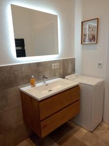 Un baño con lavabo, inodoro y espejo. en Ferienwohnung Mundry, en Täferrot 21 fotos más