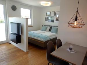 Un dormitorio con una cama y un televisor. en Ferienwohnung Mundry, en Täferrot