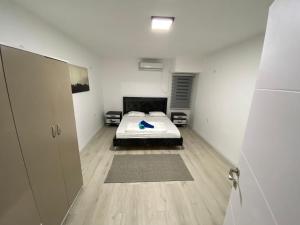 Schlafzimmer mit einem Bett und Holzboden in der Unterkunft Izhak Aveinu 15 in Be’er Scheva