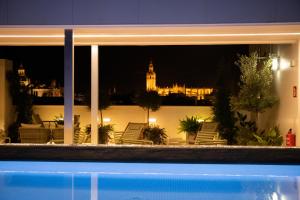 Der Swimmingpool an oder in der Nähe von nQn Aparts & Suites Sevilla