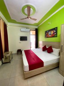 um quarto com uma cama e uma parede verde em Hotel Aradhana palace em Rishikesh