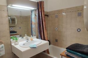 Kúpeľňa v ubytovaní 2 bedroom flat with terrasse & car-park Nice Ouest