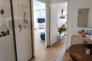 Televízia a/alebo spoločenská miestnosť v ubytovaní 2 bedroom flat with terrasse & car-park Nice Ouest