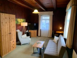 a living room with a couch and a table at Logierhaus Lehde in Kaupen