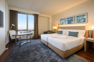 Postel nebo postele na pokoji v ubytování Melia Lisboa Oriente Hotel