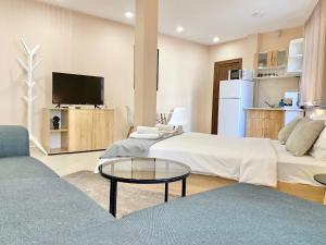 Μια τηλεόραση ή/και κέντρο ψυχαγωγίας στο Studio for 4 Guests Next to Mall & Free Street Parking