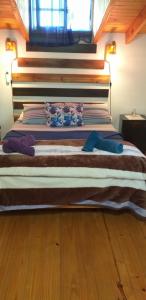 ein großes Bett in einem Zimmer mit Fenster in der Unterkunft Armonía y Naturaleza B&B Hostería Exclusiva in Tigre