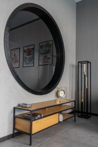 - un salon avec un grand miroir mural dans l'établissement Aquarius Residence - Apartament Jamesa Bonda 007, à Boszkowo