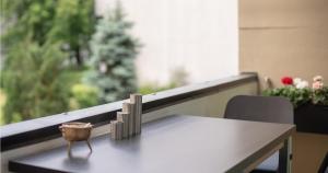 una mesa con un pequeño tazón junto a una ventana en Cozy and fully equiped suite apartment at Ku'damm (80 m2) en Berlín