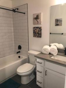 ein Badezimmer mit einem WC, einer Badewanne und einem Waschbecken in der Unterkunft Draper Luxury Townhouse in Draper