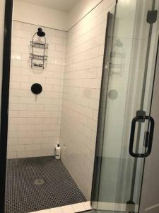 ein Bad mit einer Dusche und einer Glastür in der Unterkunft Draper Luxury Townhouse in Draper