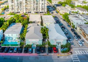 uma vista aérea de uma cidade com estacionamento em PRAIA Hotel Boutique & Apartments Miami Beach em Miami Beach