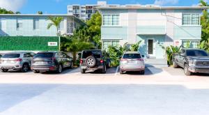 um grupo de carros estacionados num parque de estacionamento em PRAIA Hotel Boutique & Apartments Miami Beach em Miami Beach