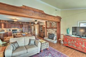 uma sala de estar com um sofá e uma televisão em Charming Ohio River Home with Water Views and Porch! em Cave-in-Rock