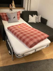 Łóżko lub łóżka w pokoju w obiekcie Ferienwohnung Alpenland - schönes, neues Apartment