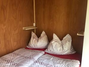 Llit o llits en una habitació de Tiny Häuschen