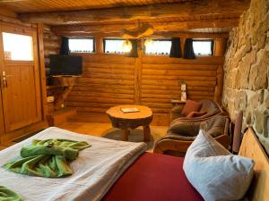 Zimmer mit einem Bett in einem Blockhaus in der Unterkunft Blockhausvermietung "Vor dem Gröperntor" in Quedlinburg